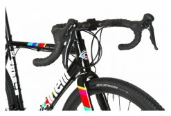 Gravel Bike Cinelli Zydeco Lala Shimano Sora 9V 700 Mm Noir Noir / Multi-couleur 16 Gravel Bike Cinelli Zydeco Lala Shimano Sora 9V 700 Mm Noir Noir / Multi-couleur -Vélo Soldes unnamed file 13