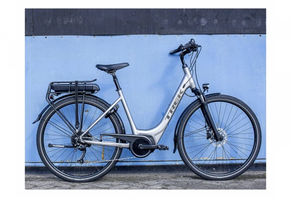 Vélo De Ville Électrique Trek Verve+ 2 Lowstep Shimano Altus 9V 500 Wh Matte Gunmetal 2022 Gris 4 Vélo De Ville Électrique Trek Verve+ 2 Lowstep Shimano Altus 9V 500 Wh Matte Gunmetal 2022 Gris – Image 2