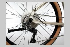 Vélo Fitness Kona Dew Plus SE Shimano Deore 10V 650b Beige Gloss Sand 2022 -Vélo Soldes unnamed file 3274