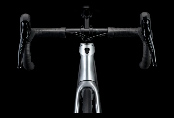 Vélo De Route Trek Emonda SL 5 Disc Shimano 105 11V Lithium Quicksilver/Brushed Chrome 2022 7 Vélo De Route Trek Emonda SL 5 Disc Shimano 105 11V Lithium Quicksilver/Brushed Chrome 2022 – Image 6