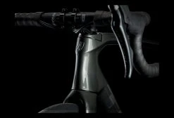 Vélo De Route Trek Emonda SL 6 Disc Shimano Ultegra 11V Lithium Grey/Brushed Chrome 2021 Noir / Rouge -Vélo Soldes unnamed file 8609