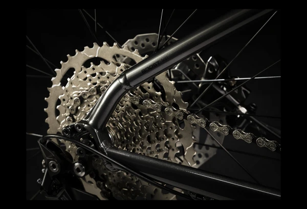 VTT Semi Rigide Trek Roscoe 6 27.5+ Shimano Deore 10V Lithium Grey/Cobra Blood 2021 Gris / Rouge 7 VTT Semi Rigide Trek Roscoe 6 27.5+ Shimano Deore 10V Lithium Grey/Cobra Blood 2021 Gris / Rouge – Image 5