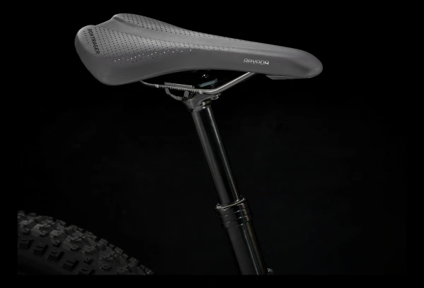 VTT Semi Rigide Trek Roscoe 6 27.5+ Shimano Deore 10V Lithium Grey/Cobra Blood 2021 Gris / Rouge 9 VTT Semi Rigide Trek Roscoe 6 27.5+ Shimano Deore 10V Lithium Grey/Cobra Blood 2021 Gris / Rouge – Image 7